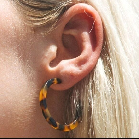 Tortoise Shell Tiger Hoop Resin Earings Small NWT - Picture 1 of 4